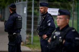policjanci zabezpieczający mecz