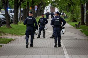 policjanci zabezpieczający mecz