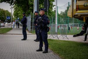 policjanci zabezpieczający mecz