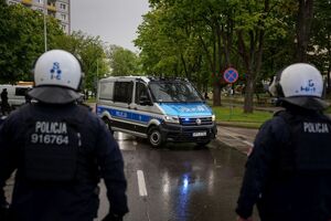 policjanci zabezpieczający mecz