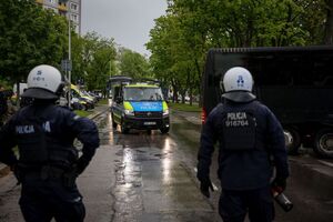 policjanci zabezpieczający mecz