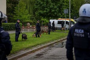 policjanci zabezpieczający mecz