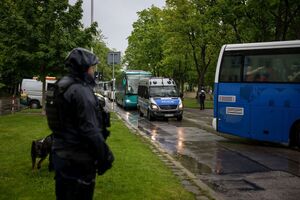 policjanci zabezpieczający mecz