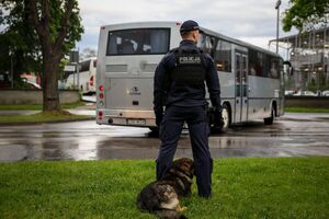 policjanci zabezpieczający mecz