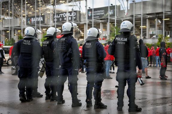 policjanci zabezpieczający mecz
