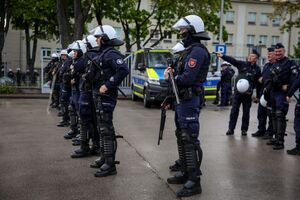 policjanci zabezpieczający mecz