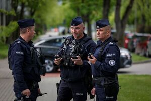 policjanci zabezpieczający mecz