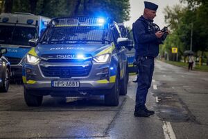 policjanci zabezpieczający mecz