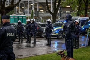 policjanci zabezpieczający mecz