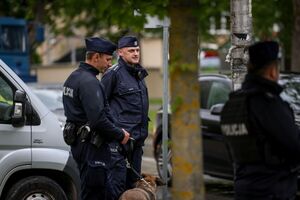 policjanci zabezpieczający mecz