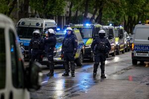 policjanci zabezpieczający mecz