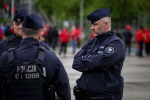 policjanci zabezpieczający mecz