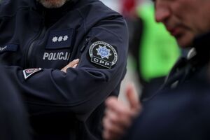 policjanci zabezpieczający mecz