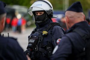 policjanci zabezpieczający mecz