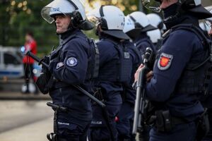 policjanci zabezpieczający mecz