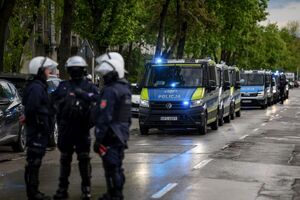 policjanci zabezpieczający mecz