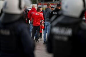 policjanci zabezpieczający mecz