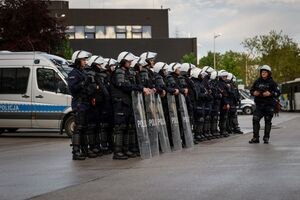policjanci zabezpieczający mecz