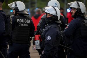 policjanci zabezpieczający mecz