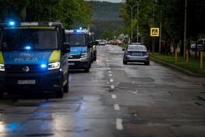 policjanci zabezpieczający mecz