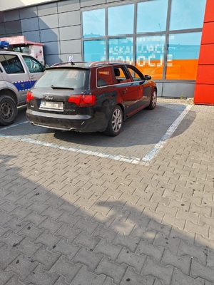 rozgrzany na słońcu samochód