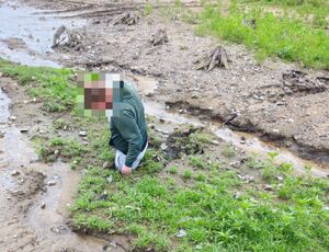 mężczyzna uwięzionemu w grząskim terenie