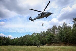 Black Hawk nad Kielcami. Policyjni kontrterroryści doskonalili działania z powietrza