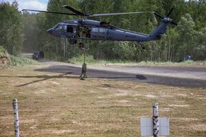 Black Hawk nad Kielcami. Policyjni kontrterroryści doskonalili działania z powietrza
