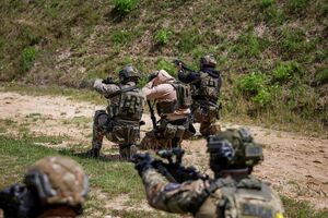 Black Hawk nad Kielcami. Policyjni kontrterroryści doskonalili działania z powietrza