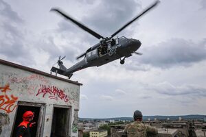 Black Hawk nad Kielcami. Policyjni kontrterroryści doskonalili działania z powietrza