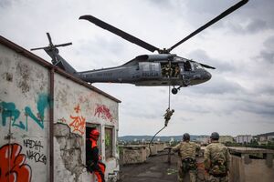 Black Hawk nad Kielcami. Policyjni kontrterroryści doskonalili działania z powietrza
