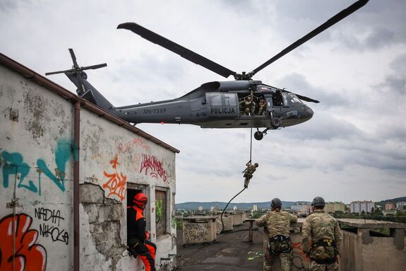 Black Hawk nad Kielcami. Policyjni kontrterroryści doskonalili działania z powietrza
