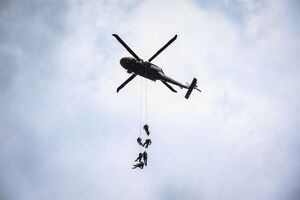 Black Hawk nad Kielcami. Policyjni kontrterroryści doskonalili działania z powietrza