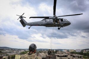 Black Hawk nad Kielcami. Policyjni kontrterroryści doskonalili działania z powietrza