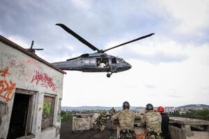 Black Hawk nad Kielcami. Policyjni kontrterroryści doskonalili działania z powietrza