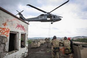 Black Hawk nad Kielcami. Policyjni kontrterroryści doskonalili działania z powietrza