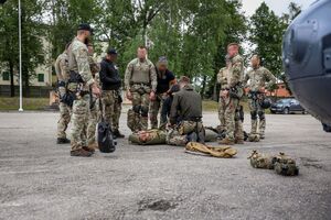 Black Hawk nad Kielcami. Policyjni kontrterroryści doskonalili działania z powietrza