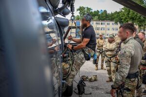 Black Hawk nad Kielcami. Policyjni kontrterroryści doskonalili działania z powietrza
