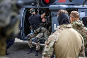 Black Hawk nad Kielcami. Policyjni kontrterroryści doskonalili działania z powietrza