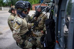 Black Hawk nad Kielcami. Policyjni kontrterroryści doskonalili działania z powietrza