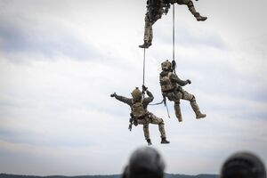 Black Hawk nad Kielcami. Policyjni kontrterroryści doskonalili działania z powietrza