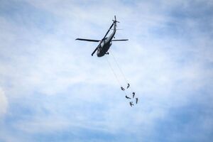 Black Hawk nad Kielcami. Policyjni kontrterroryści doskonalili działania z powietrza