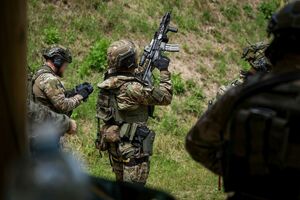 Black Hawk nad Kielcami. Policyjni kontrterroryści doskonalili działania z powietrza