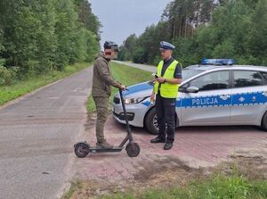policjant i osoba na hulajnodze