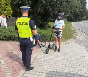 policjant i osoba na hulajnodze