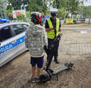policjant i osoba na hulajnodze