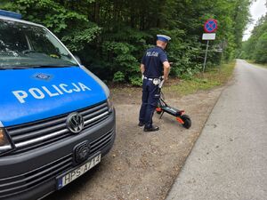 policjant i osoba na hulajnodze