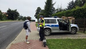 policjant i osoba na hulajnodze
