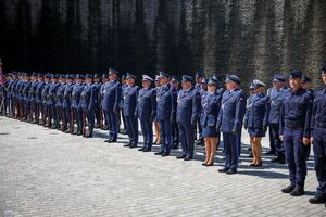 początek uroczystości - meldunek, podniesienie flagi i hymn