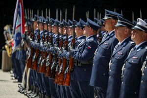 początek uroczystości - meldunek, podniesienie flagi i hymn